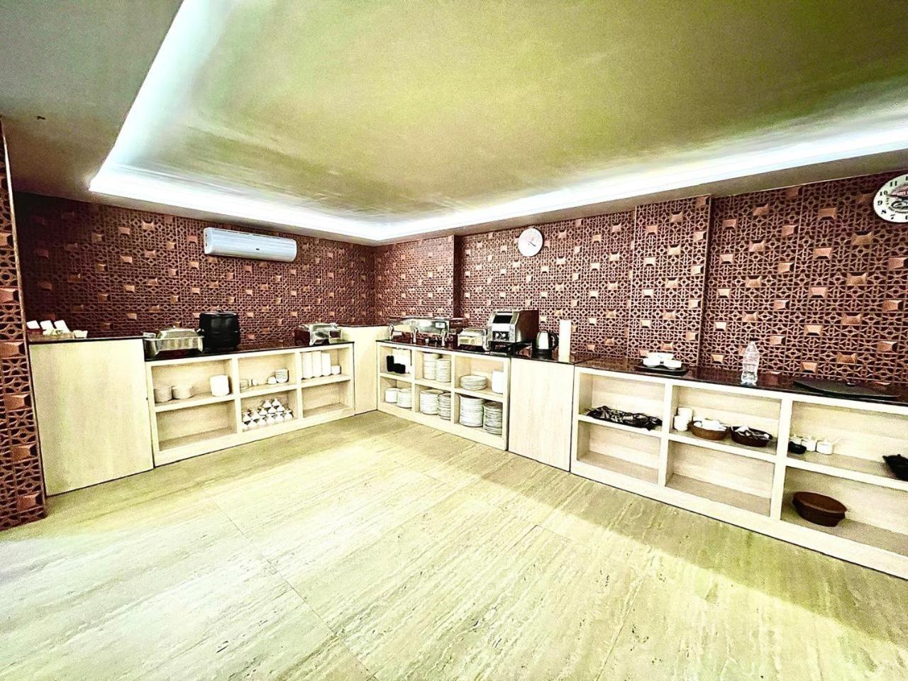 Gr Palace, In Front Of Sea-Beach With Breakfast, Swimming-Pool, Fully Air-Conditioned, Hotel With Parking Availability Purî Extérieur photo