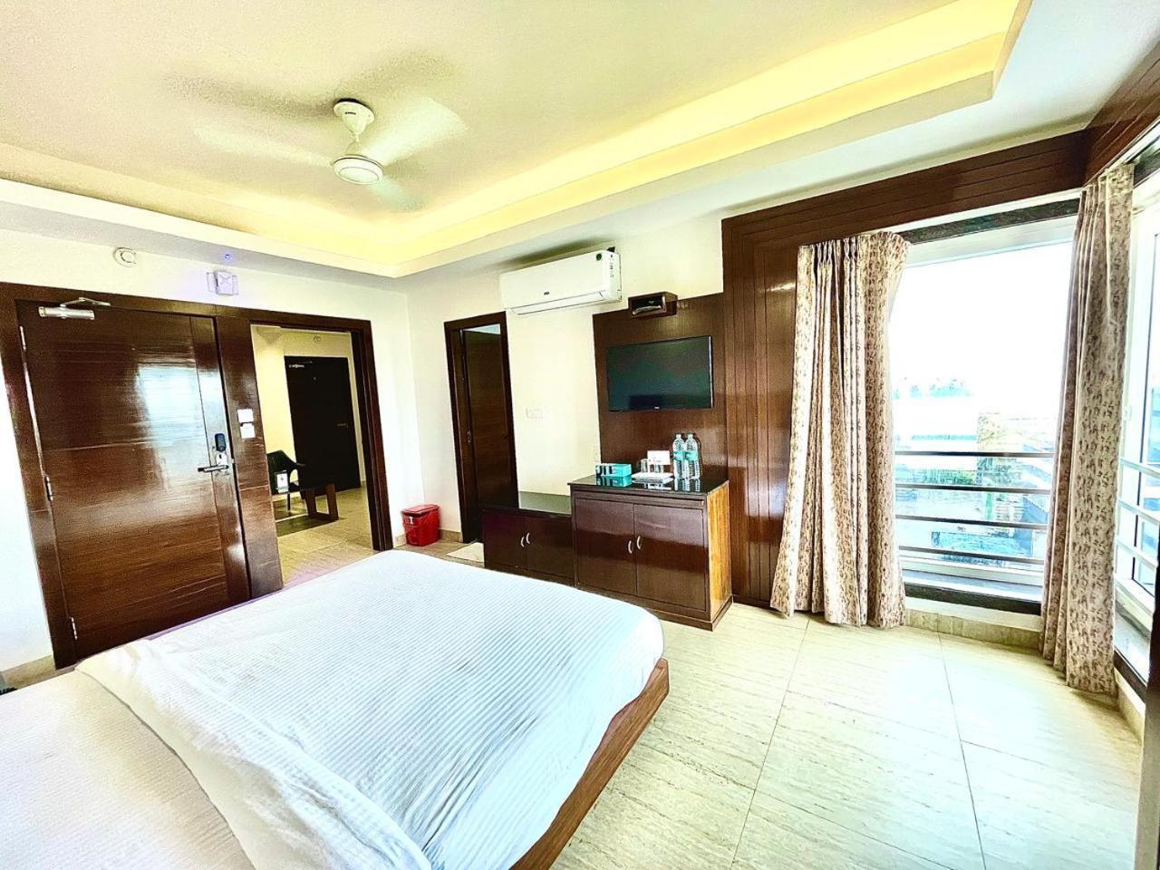 Gr Palace, In Front Of Sea-Beach With Breakfast, Swimming-Pool, Fully Air-Conditioned, Hotel With Parking Availability Purî Extérieur photo