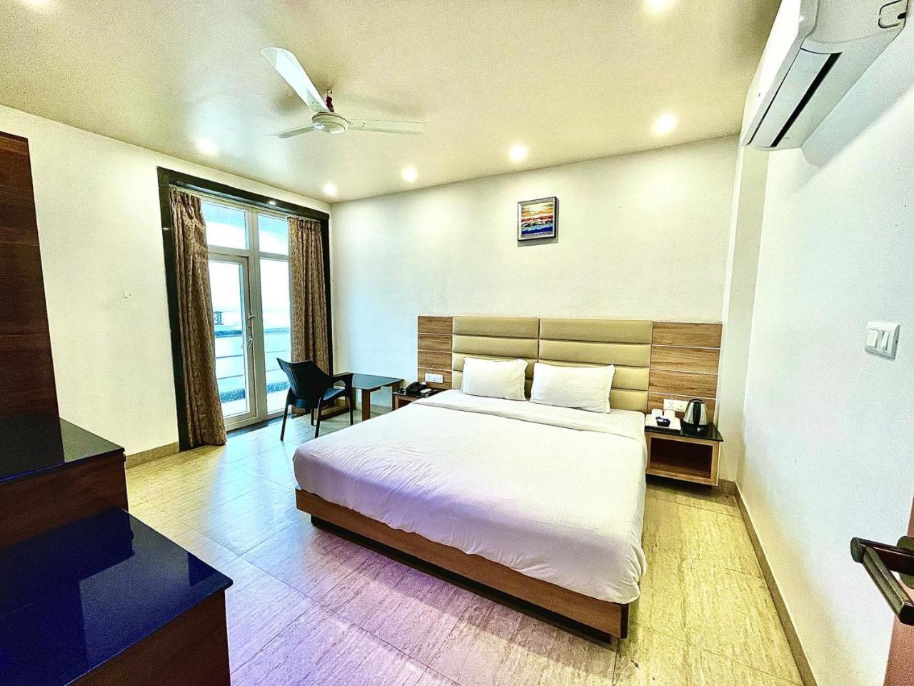 Gr Palace, In Front Of Sea-Beach With Breakfast, Swimming-Pool, Fully Air-Conditioned, Hotel With Parking Availability Purî Extérieur photo
