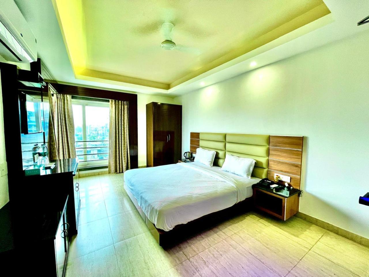 Gr Palace, In Front Of Sea-Beach With Breakfast, Swimming-Pool, Fully Air-Conditioned, Hotel With Parking Availability Purî Extérieur photo