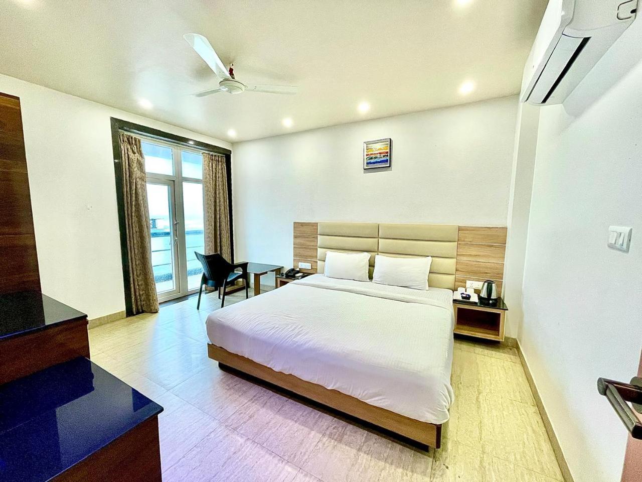 Gr Palace, In Front Of Sea-Beach With Breakfast, Swimming-Pool, Fully Air-Conditioned, Hotel With Parking Availability Purî Extérieur photo