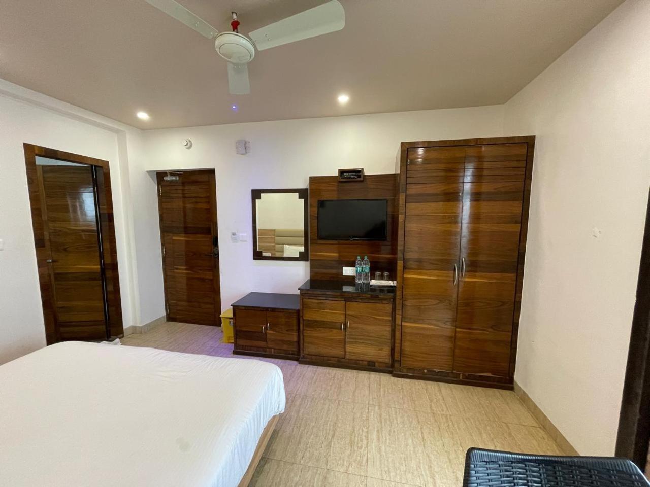 Gr Palace, In Front Of Sea-Beach With Breakfast, Swimming-Pool, Fully Air-Conditioned, Hotel With Parking Availability Purî Extérieur photo