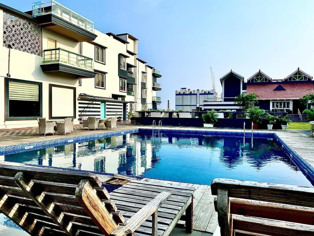 Gr Palace, In Front Of Sea-Beach With Breakfast, Swimming-Pool, Fully Air-Conditioned, Hotel With Parking Availability Purî Extérieur photo