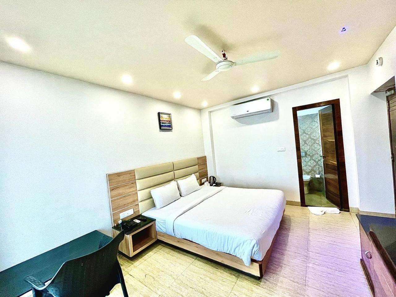 Gr Palace, In Front Of Sea-Beach With Breakfast, Swimming-Pool, Fully Air-Conditioned, Hotel With Parking Availability Purî Extérieur photo