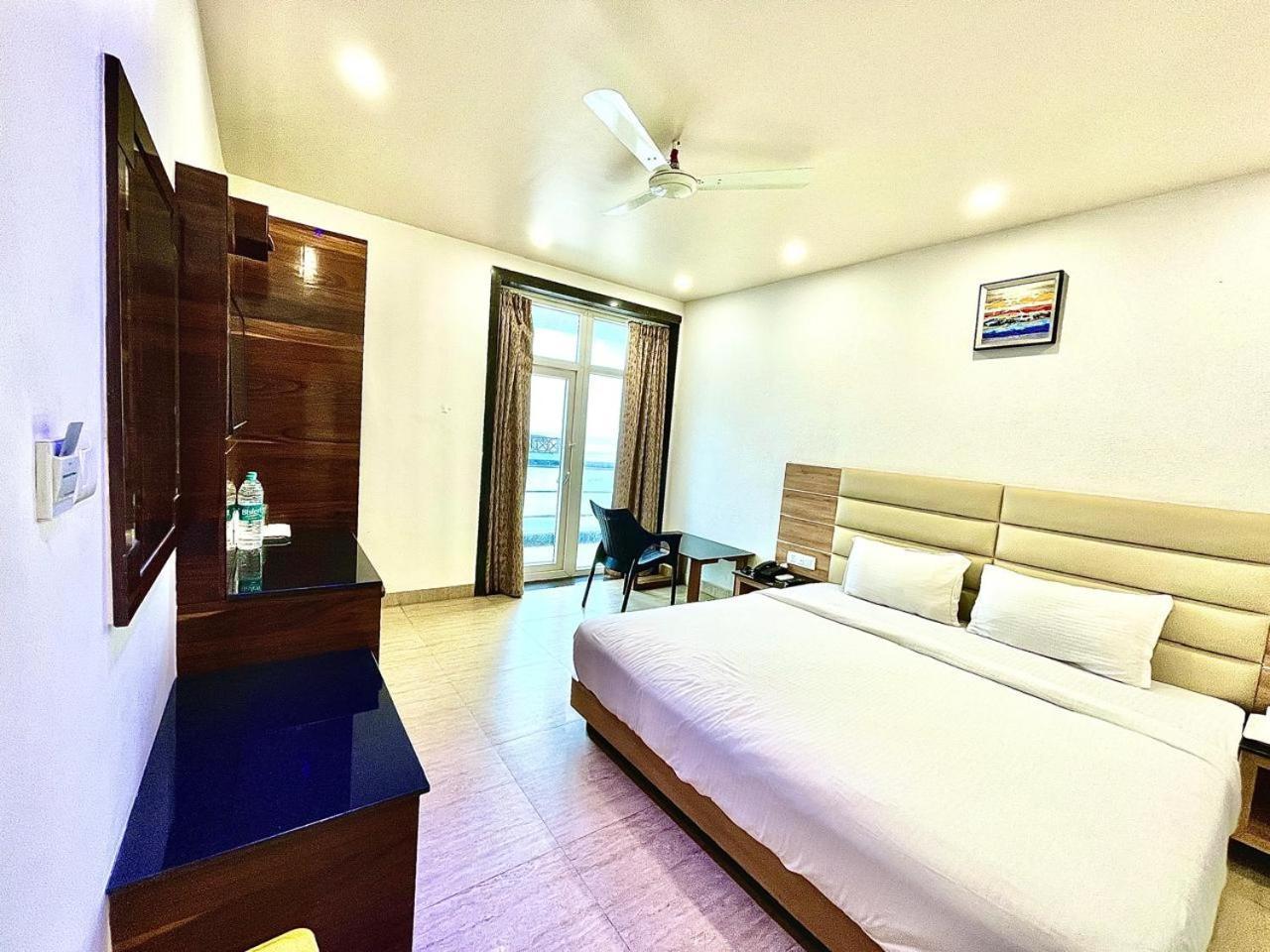 Gr Palace, In Front Of Sea-Beach With Breakfast, Swimming-Pool, Fully Air-Conditioned, Hotel With Parking Availability Purî Extérieur photo